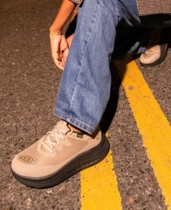 Keen Women's WK400 Waterproof Walking Shoe | Timberwolf/Black -Keen WK400 lifestyle WP Womens 2